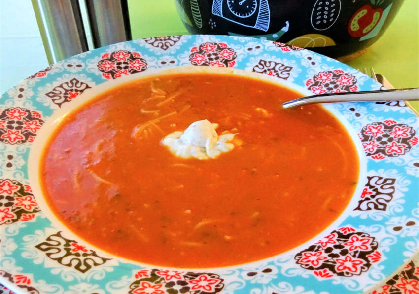 Erfrischende Tomatensuppe mit Nudeln