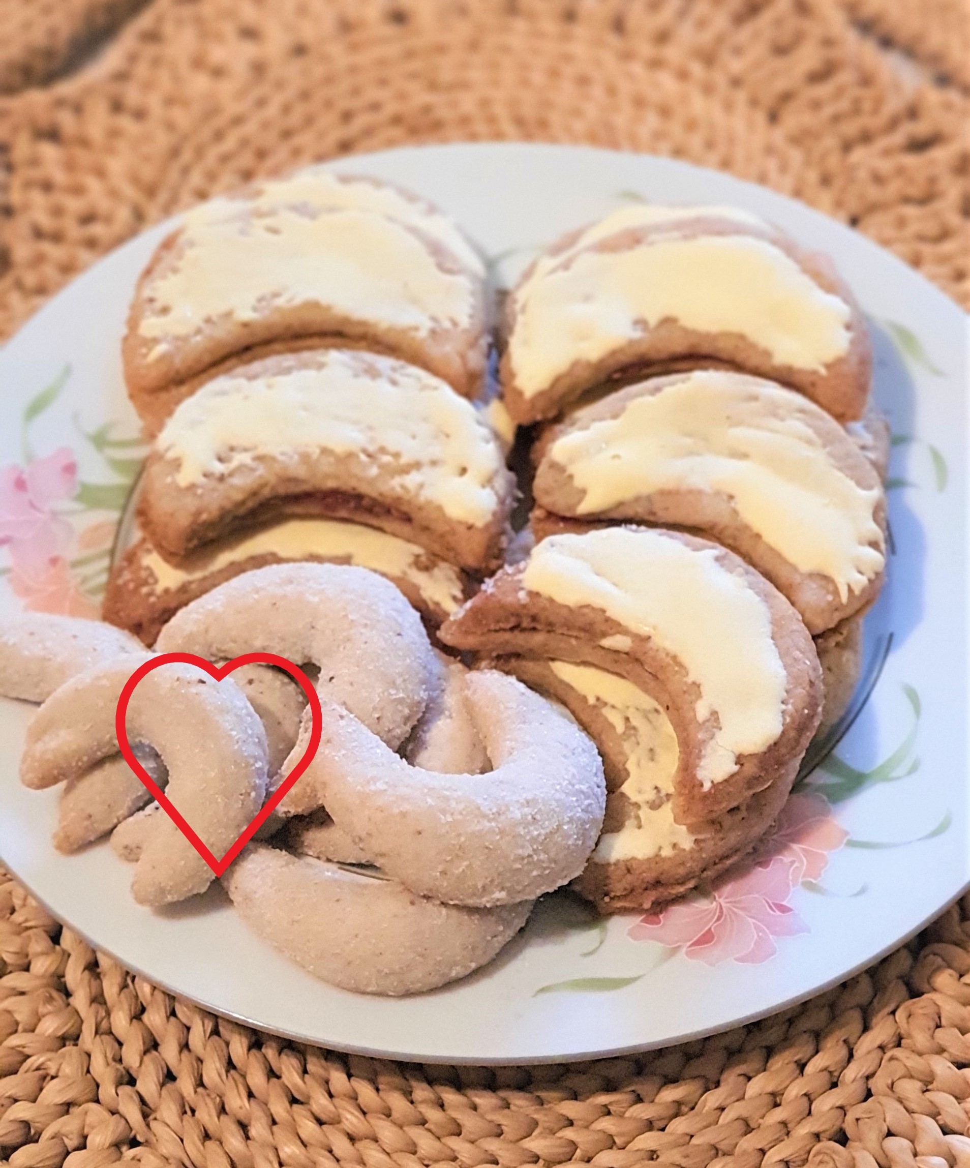 Walnusskipferl von Mutti - zart und lecker - in Puderzucker geschwenkt