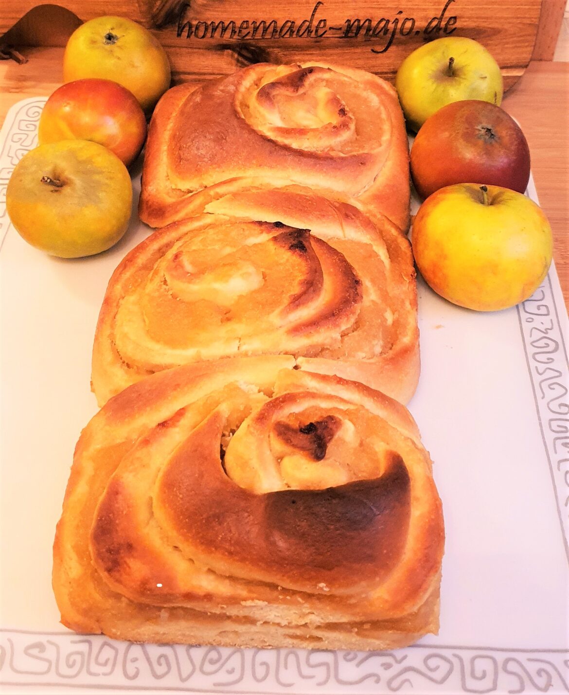 Saftig fluffiger Rosenkranz mit Apfelfüllung