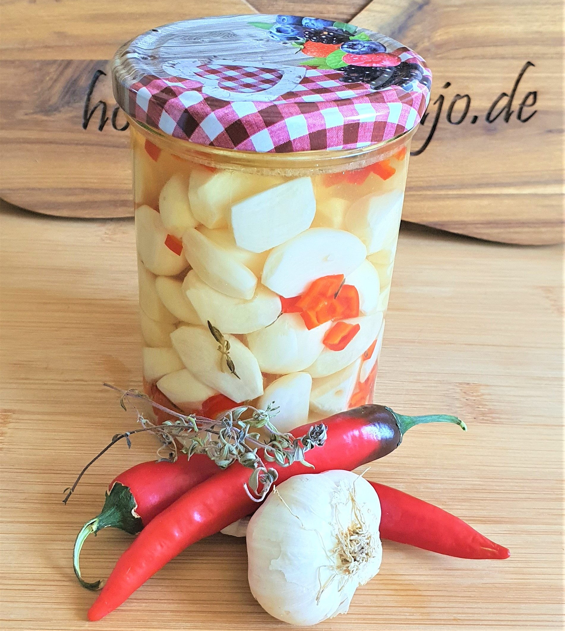 Eingelegte Knoblauchzehen mit Chili - Aroma vom Thymian