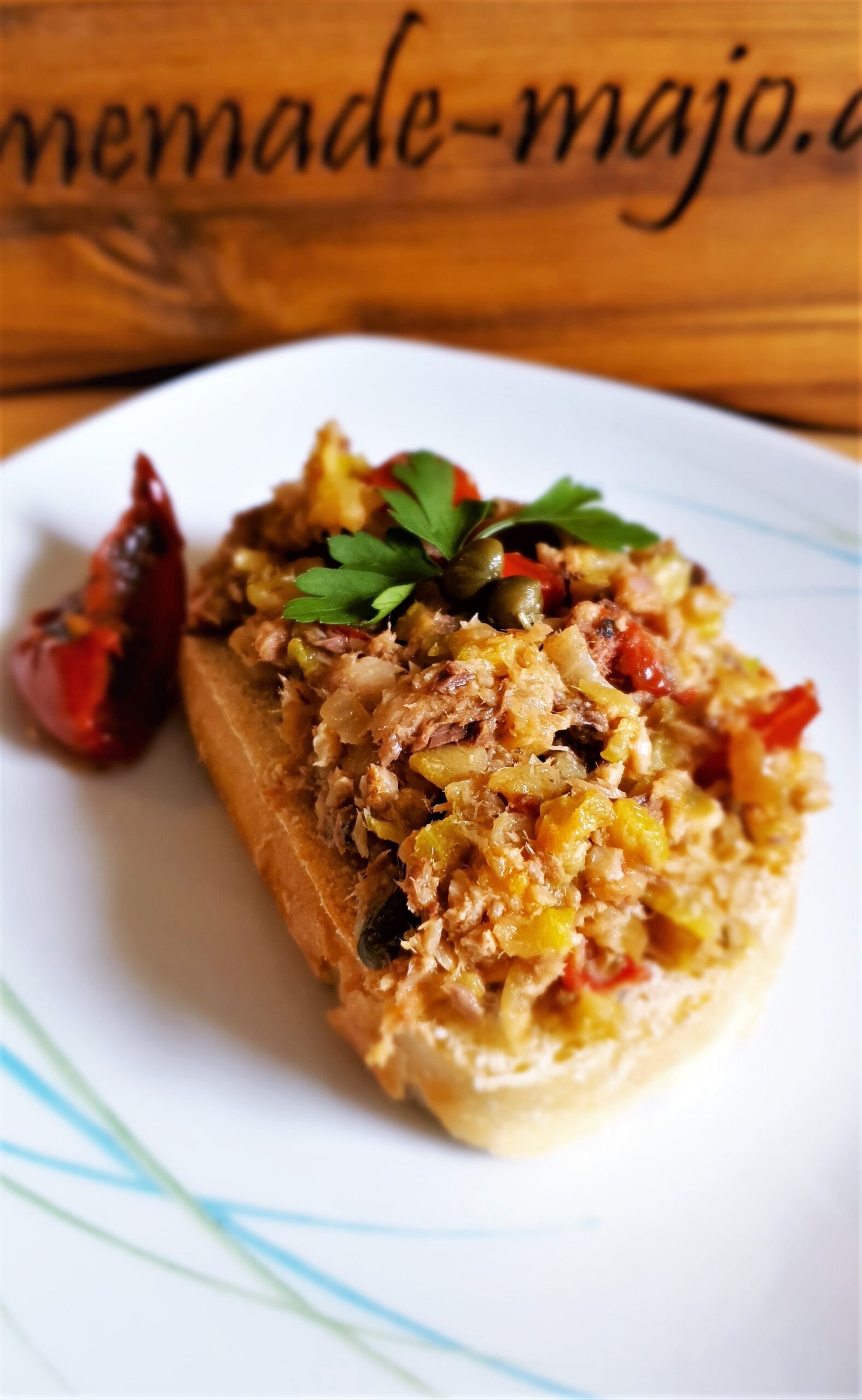 Pikanter Sardinenaufstrich mit Kapern auf frisch gebackenem Brot